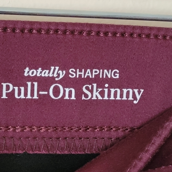 Levi’s totally shaping pull on skinny jeans Burgundy Size 27x30 - Picture 11 of 14